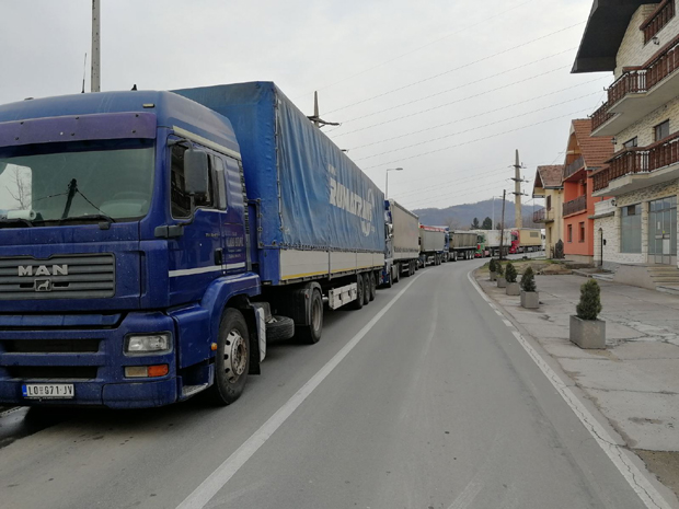 Колона камиона на граници са БиХ дуга 15 километара, возачи размишљају да обуставе превоз